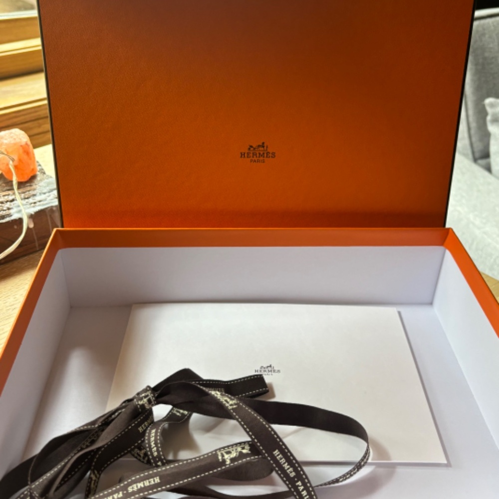 Authentic Hermes shoe box with ribbon - Picture 5 of 6